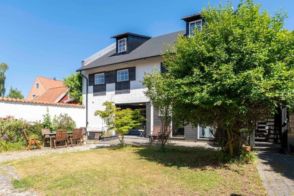 Cozy apartment in building next to Ringmuren Apartment in Visby