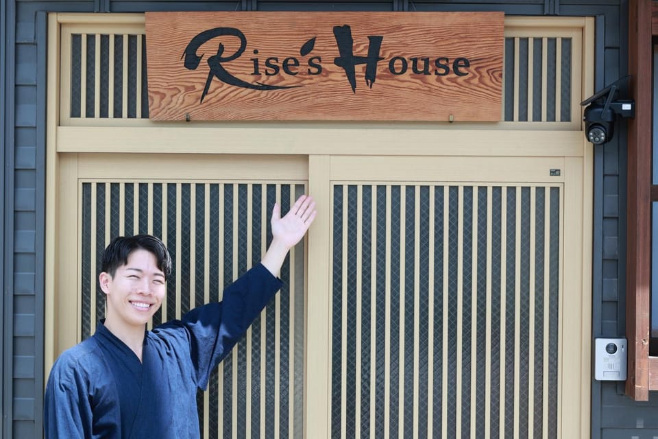 Staff, Facade/entrance