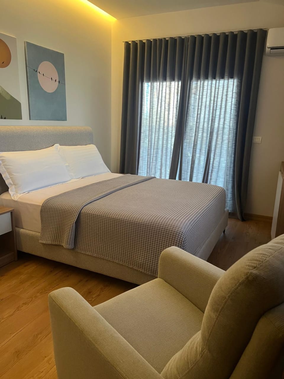 Bed, Seating area, Bedroom