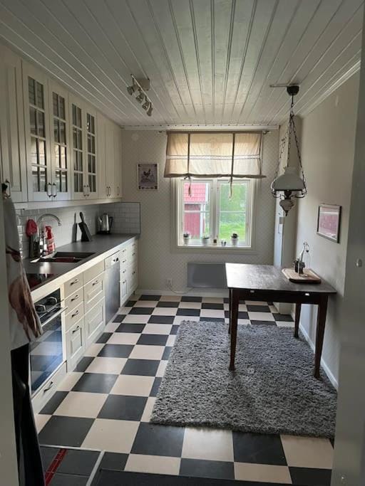 Kitchen or kitchenette, dishwasher, stove