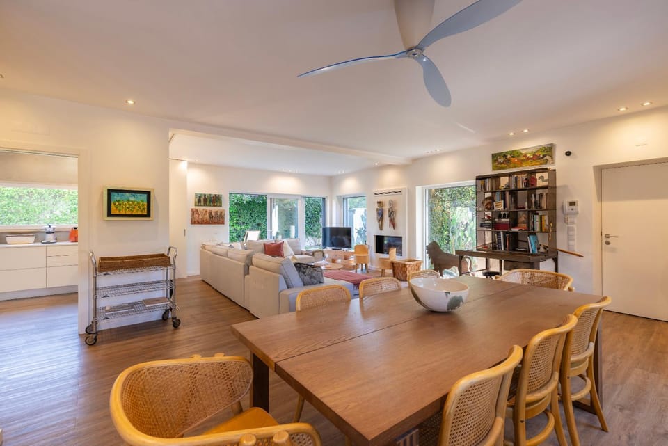 TV and multimedia, Living room, Seating area, Dining area