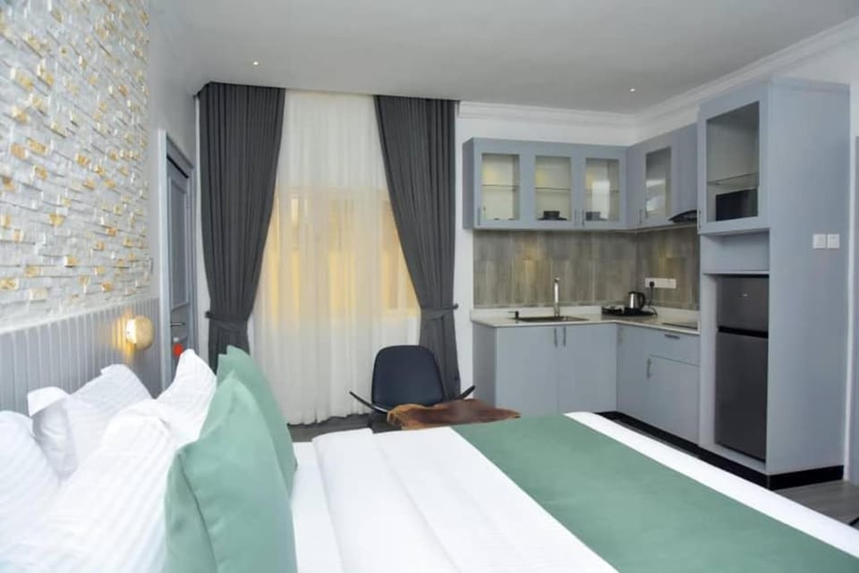 Bed, Kitchen or kitchenette, Decorative detail, Seating area, Bedroom, oven, stove