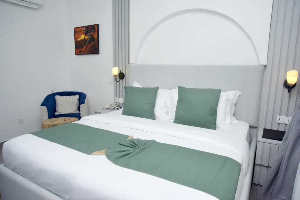 Bed, Photo of the whole room, Decorative detail, Seating area, Bedroom, air conditioner