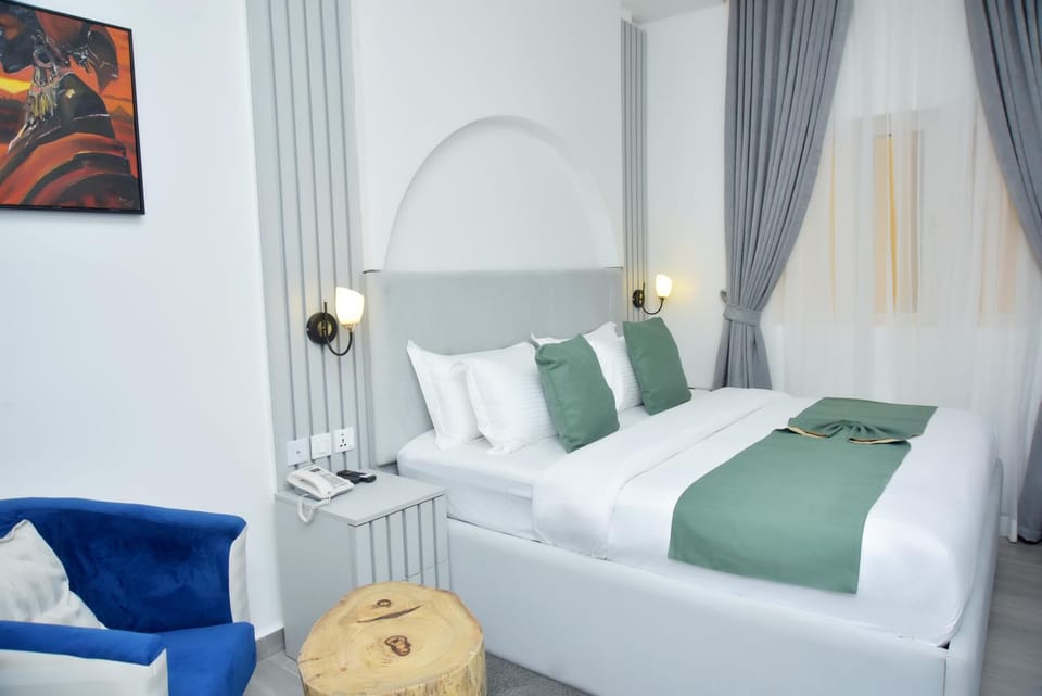 Bed, Photo of the whole room, Decorative detail, Seating area, Bedroom