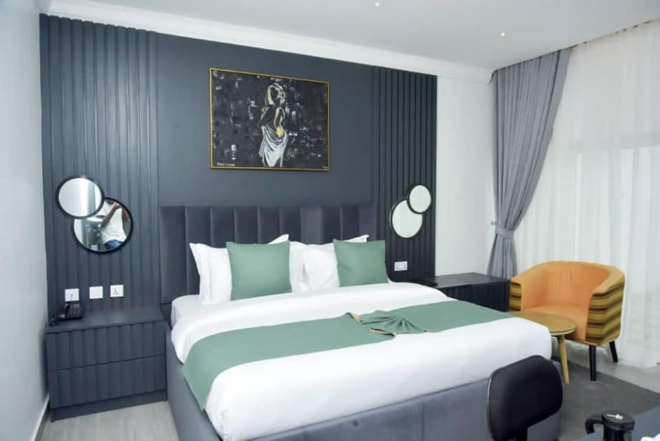 Bed, Photo of the whole room, Decorative detail, Seating area, Bedroom