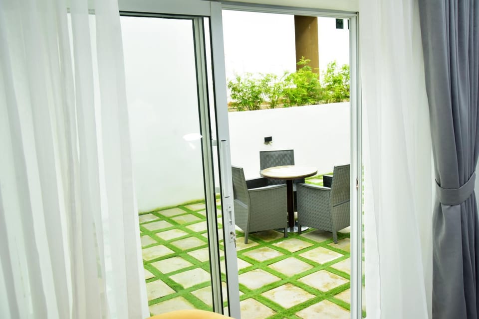 View (from property/room), Balcony/Terrace, Decorative detail, Seating area
