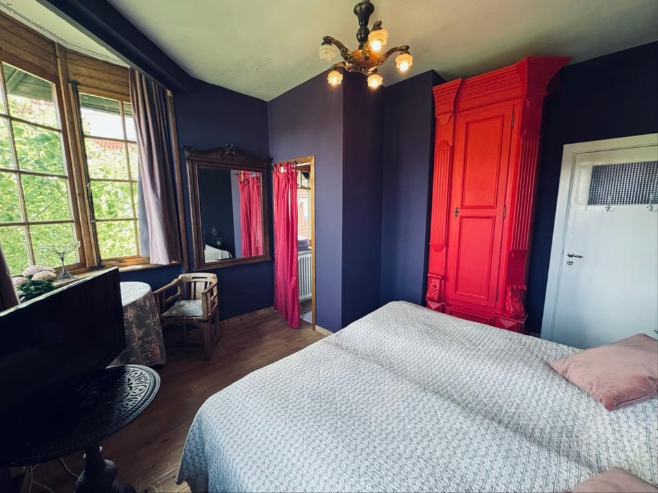 Ruime slaapkamers met badkamers in Belle Epoquevilla- concessiewijk De Haan Bed and Breakfast in De Haan