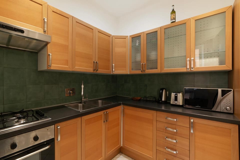 Coffee/tea facilities, Kitchen or kitchenette, oven, stove, kitchen