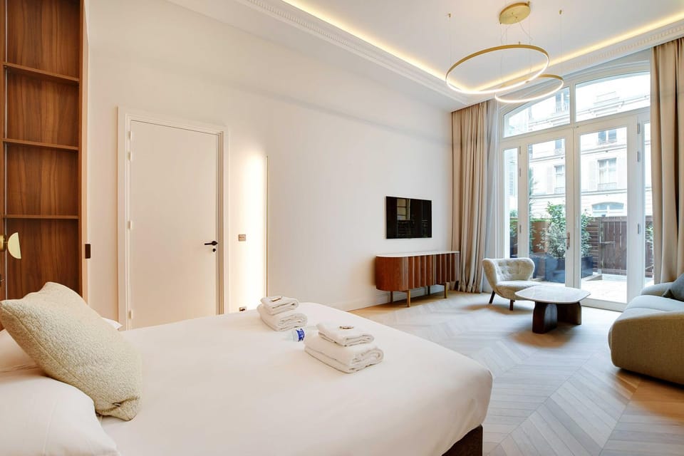 Bed, TV and multimedia, Living room, Bedroom, towels
