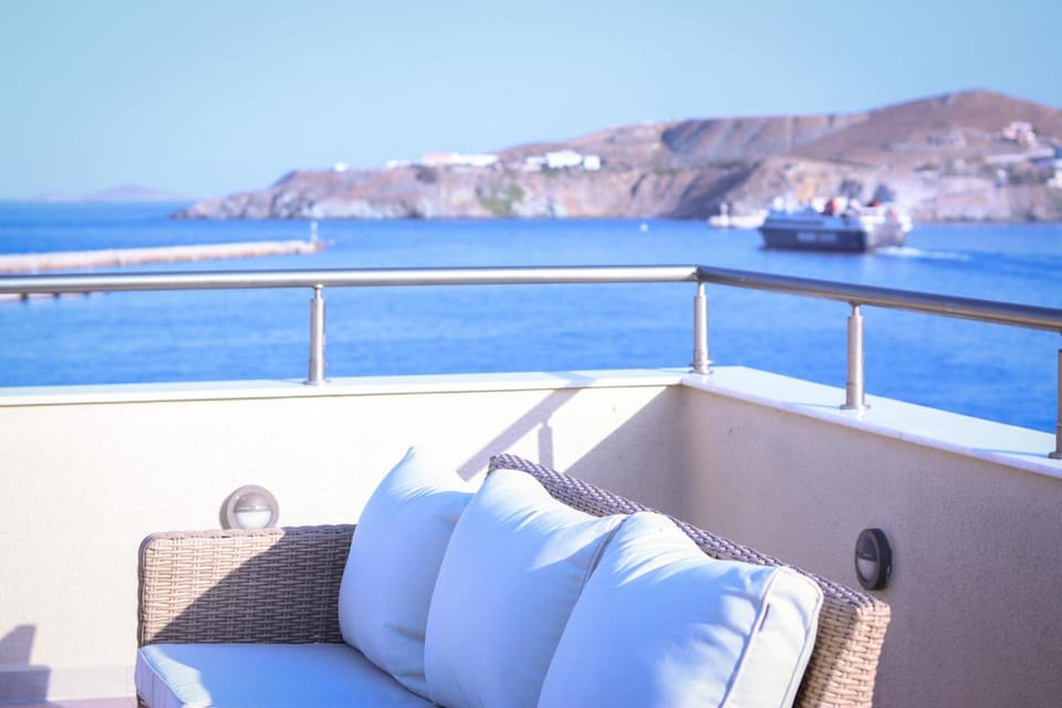 Property building, Day, Natural landscape, Balcony/Terrace, Seating area, Sea view