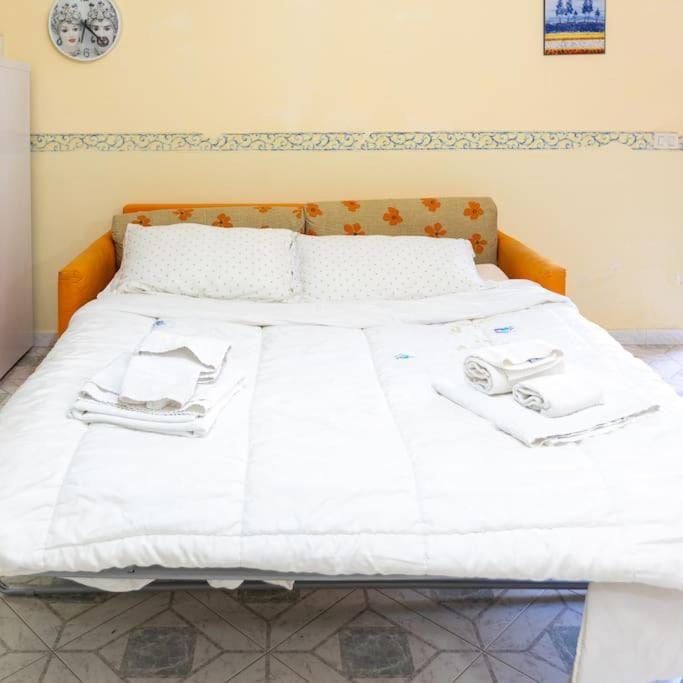 Bed, Bedroom, towels