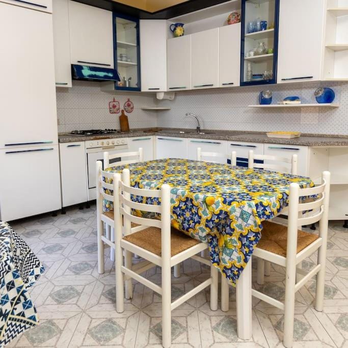 Kitchen or kitchenette, Dining area, oven, stove