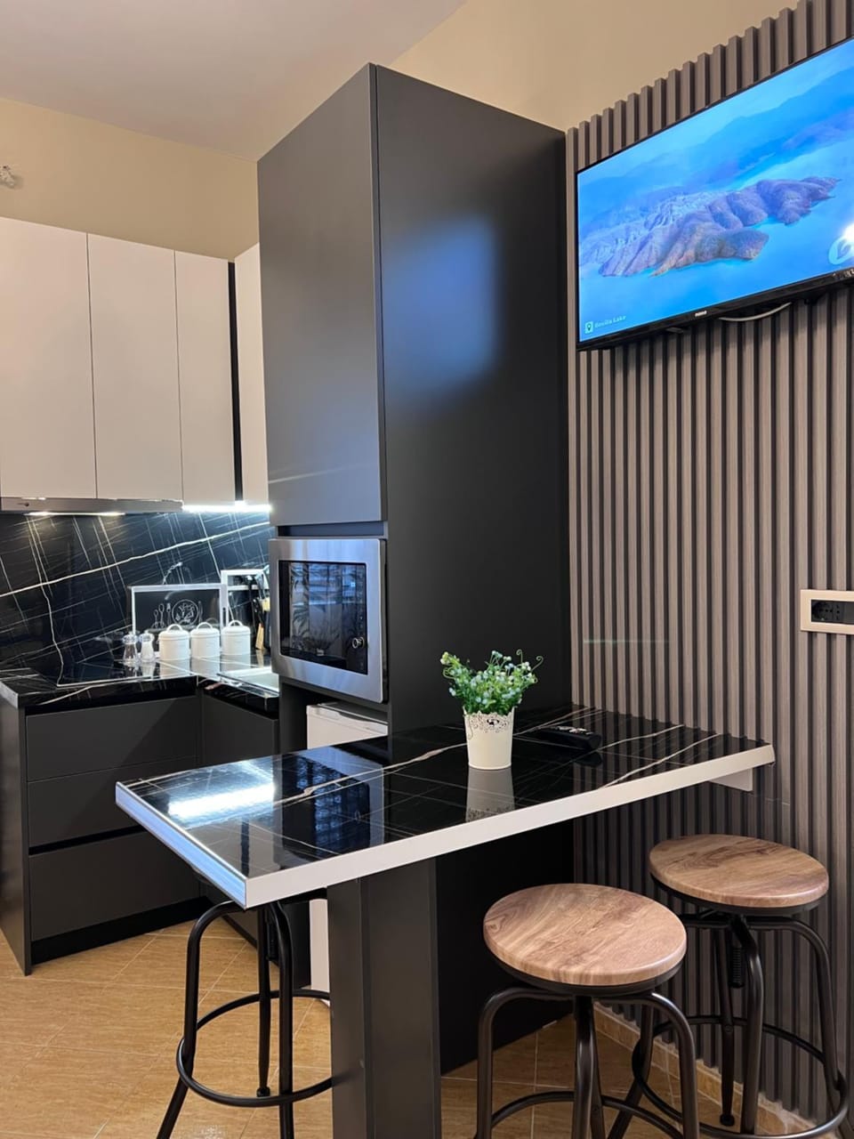 Kitchen or kitchenette, Dining area