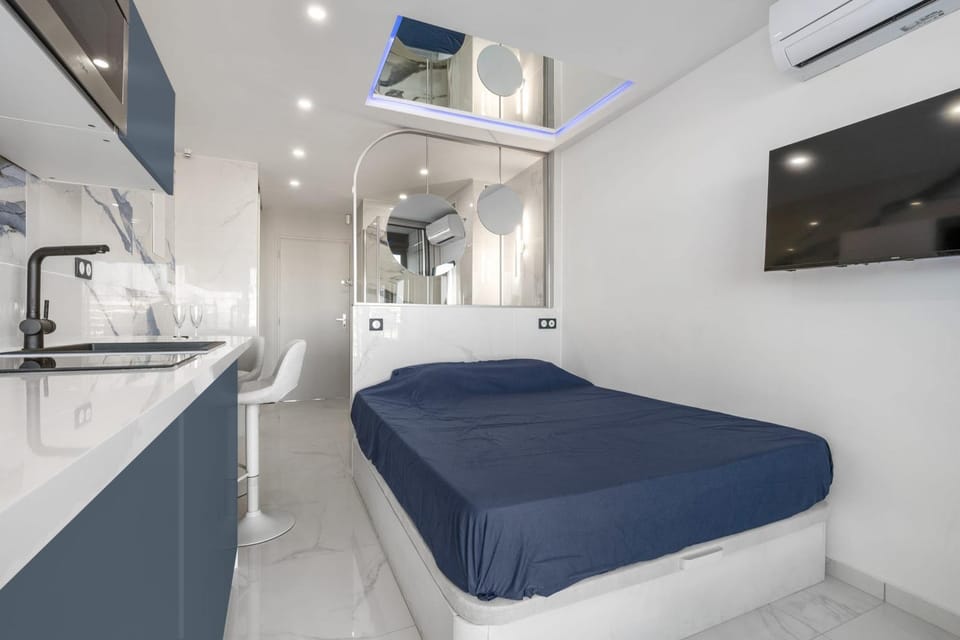 Bed, Photo of the whole room, air conditioner
