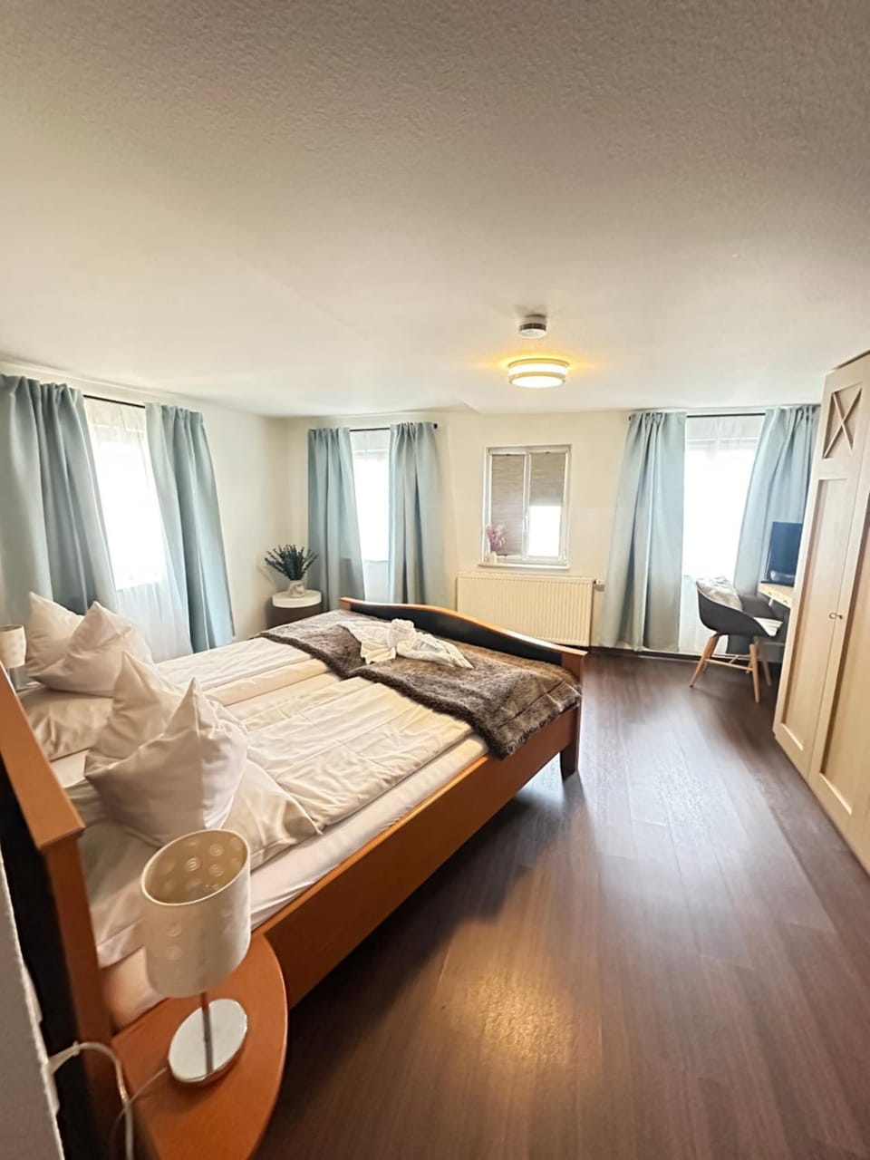 Bed, TV and multimedia, Photo of the whole room, Bedroom, towels