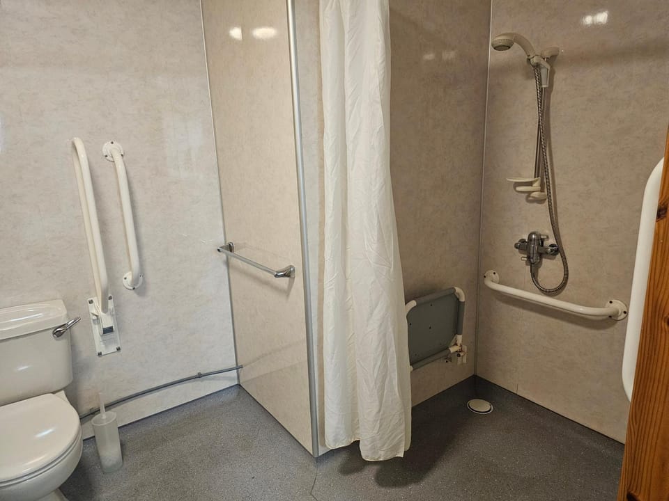 Shower, Toilet