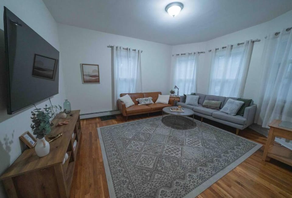 Cozy 2BR-Walk to Tufts & Green Line, Near Boston! Apartment in Somerville