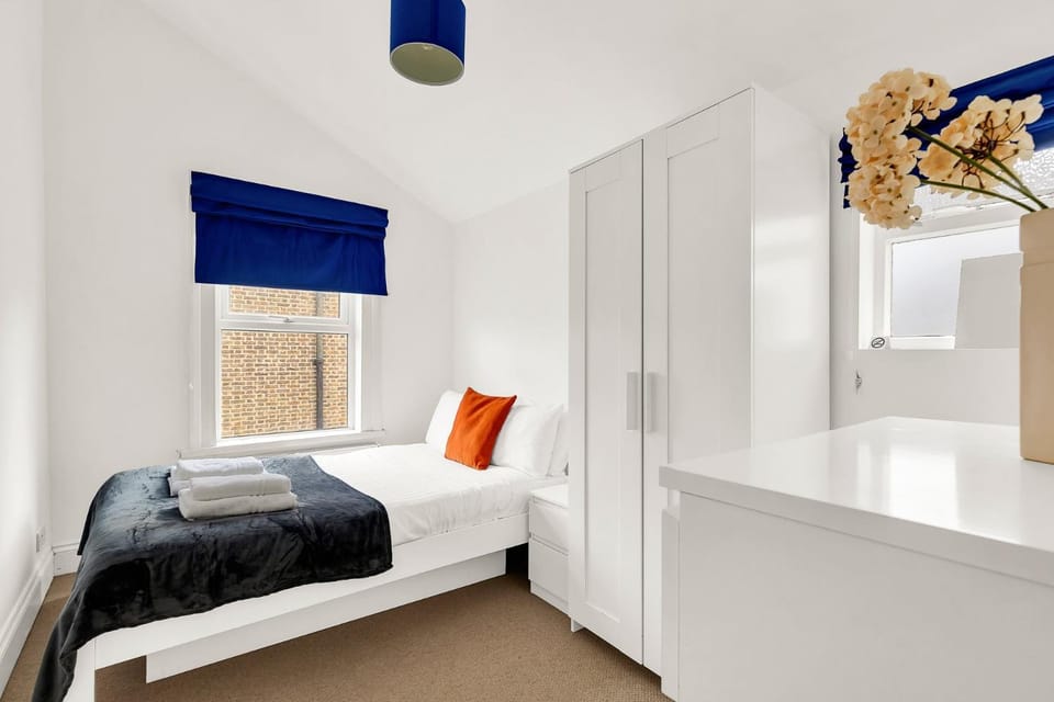 Charming Golborne Escape Bed and Breakfast in City of Westminster