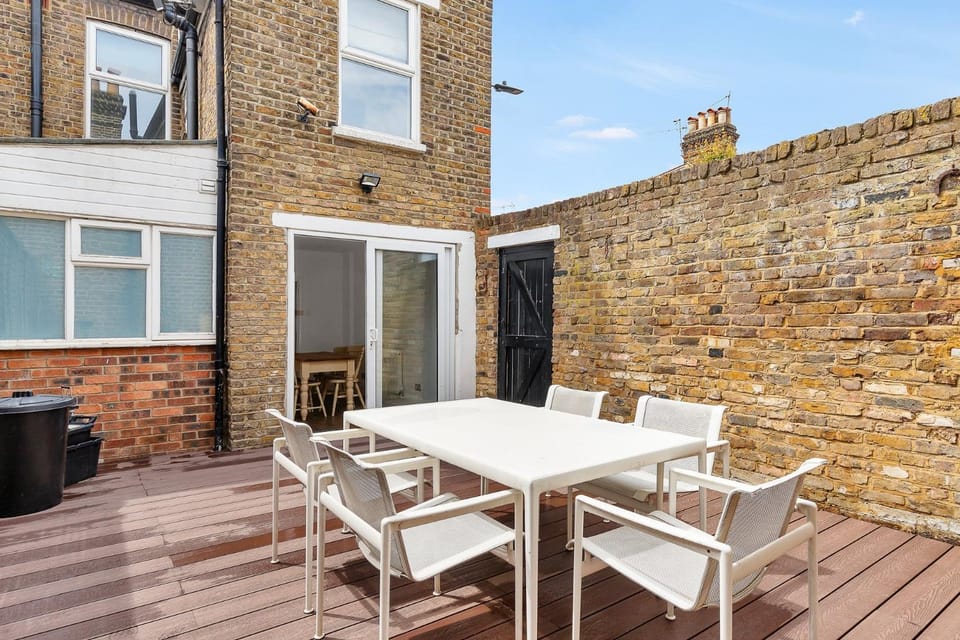 Charming Golborne Escape Bed and Breakfast in City of Westminster
