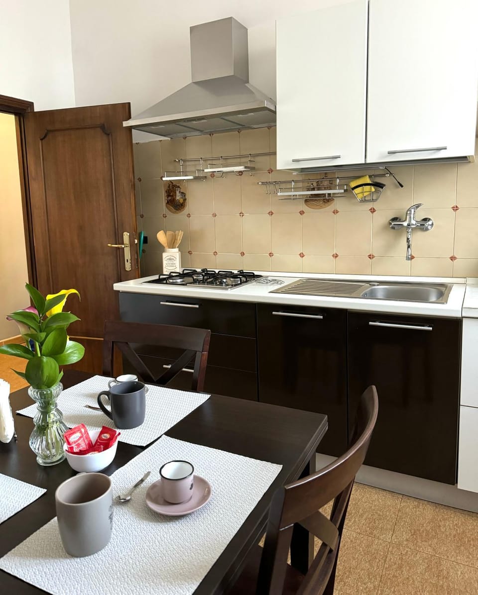 Kitchen or kitchenette, Dining area, stove