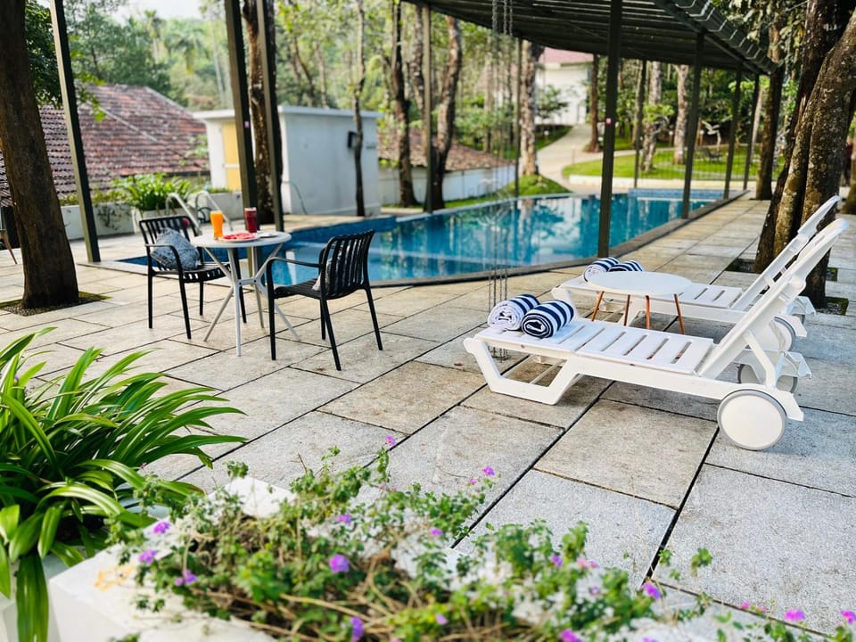 Swimming pool, sunbed