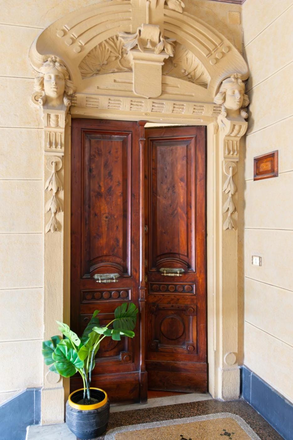 Facade/entrance