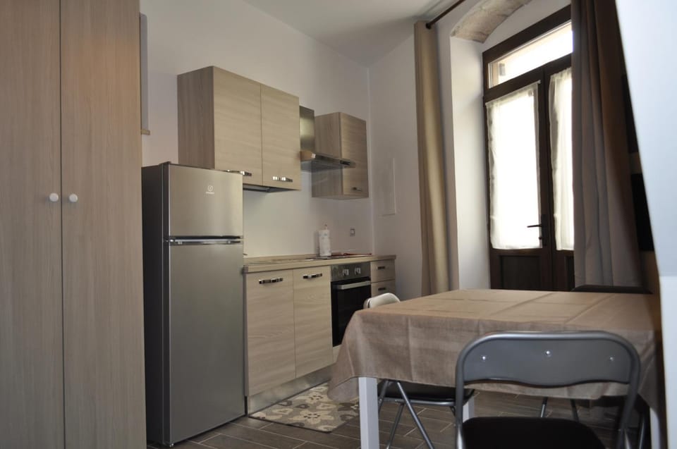 Kitchen or kitchenette, Dining area, oven, stove