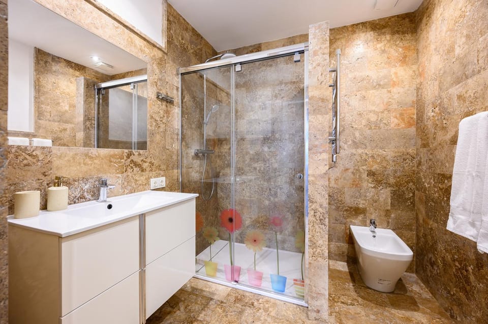 Shower, Toilet, Bathroom, Decorative detail, towels
