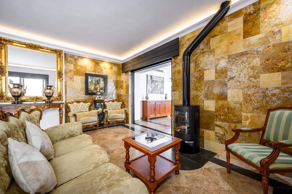 TV and multimedia, Living room, Decorative detail, Seating area, fireplace, heating