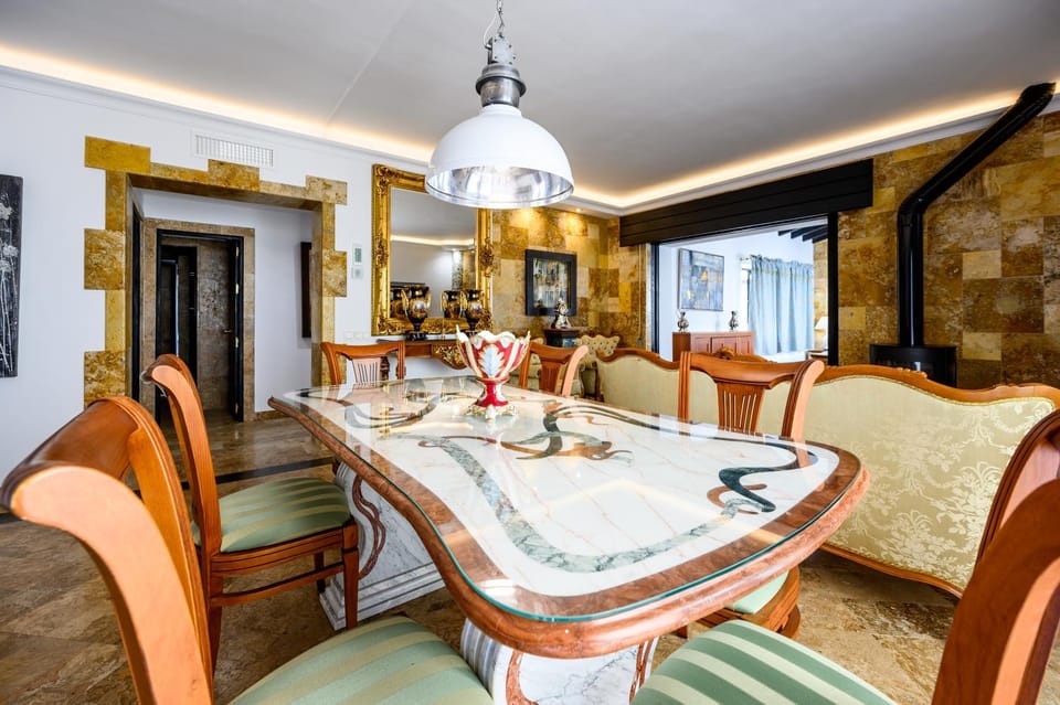 Living room, Decorative detail, Seating area, Dining area, internet