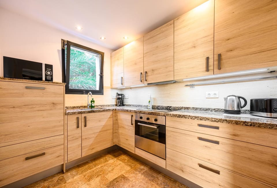 Coffee/tea facilities, Kitchen or kitchenette, dishwasher, oven, stove, toaster, kitchen