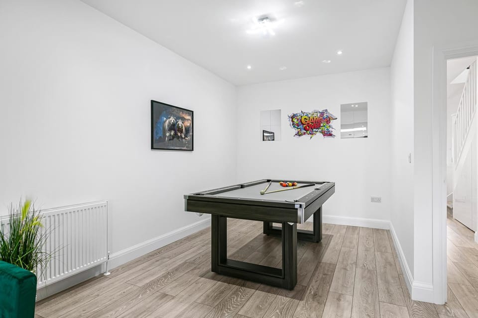 Billiard, Game Room