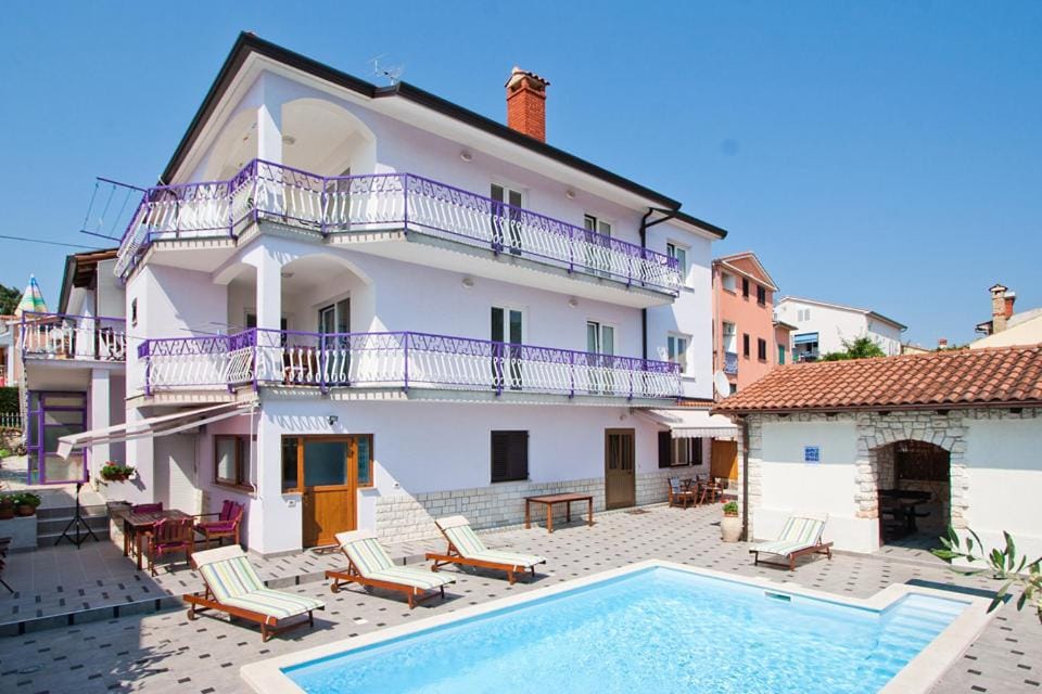 Property building, Patio, Day, Pool view, Swimming pool, sunbed