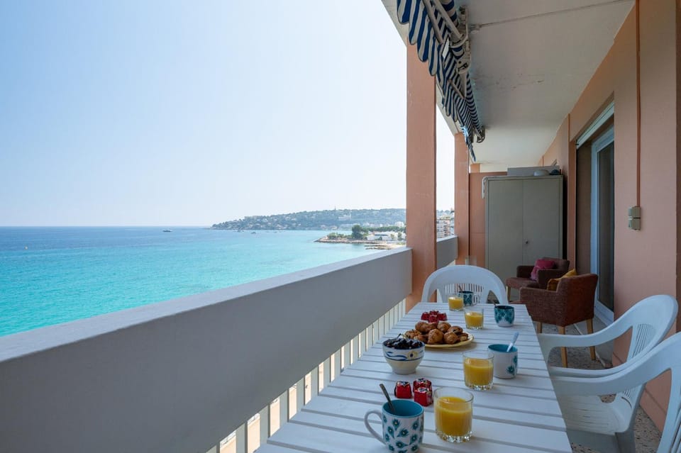 LE PANORAMA Dernier étage Vue Mer exceptionnelle Wifi Apartment in Menton