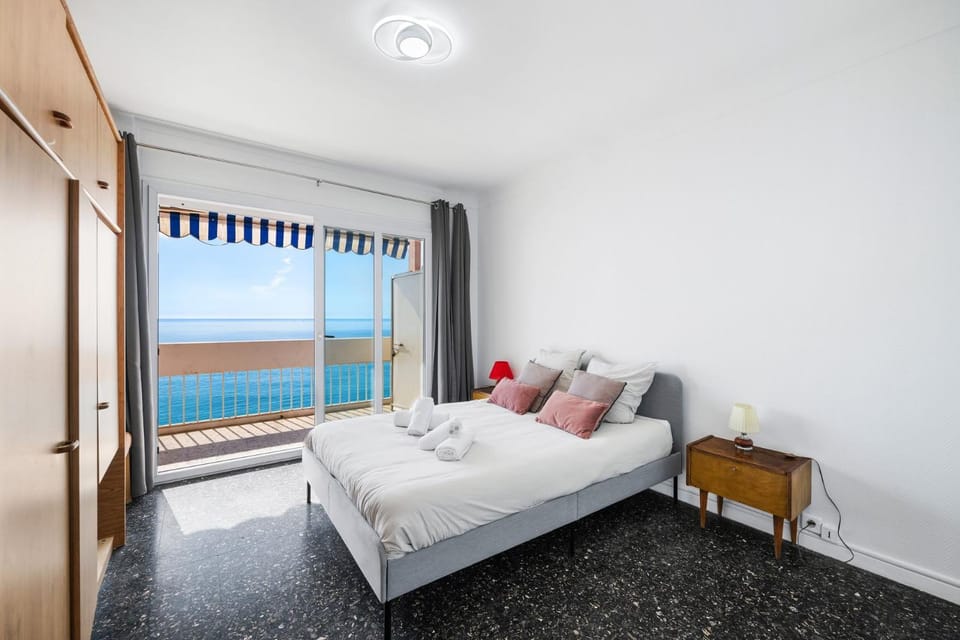 LE PANORAMA - Front de Mer - Vue Mer -Centre Ville Apartment in Menton