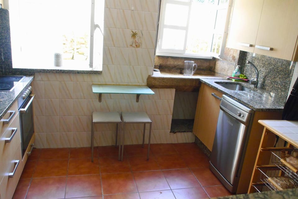 Kitchen or kitchenette, dishwasher