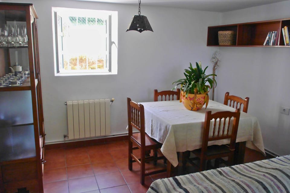 Living room, Dining area, internet