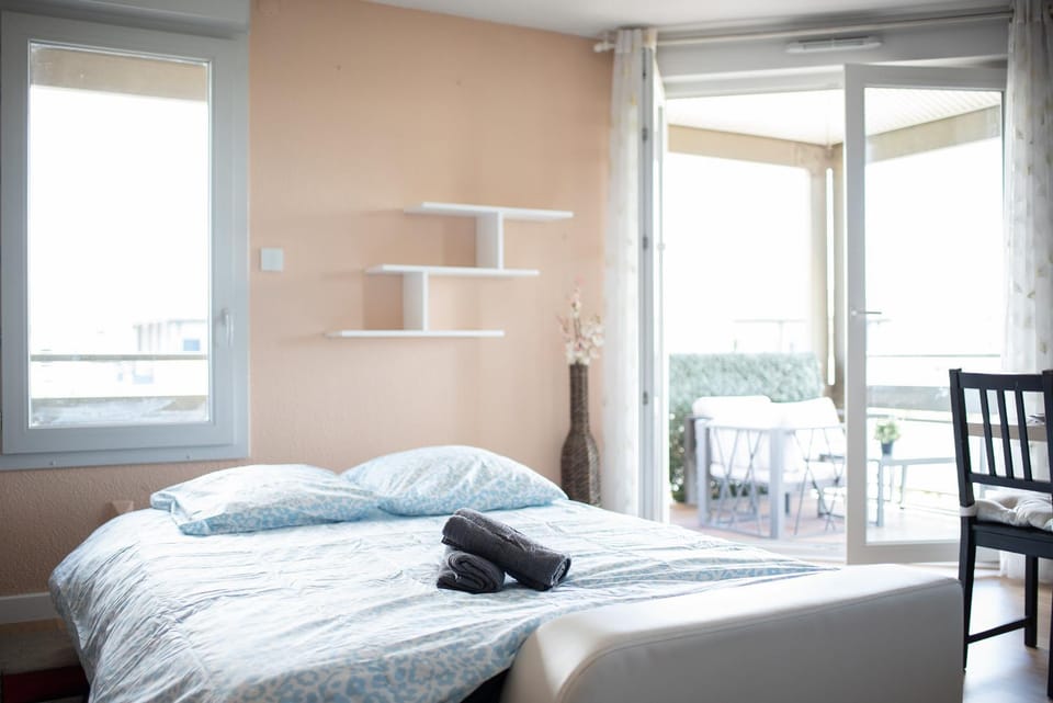Bed, Living room