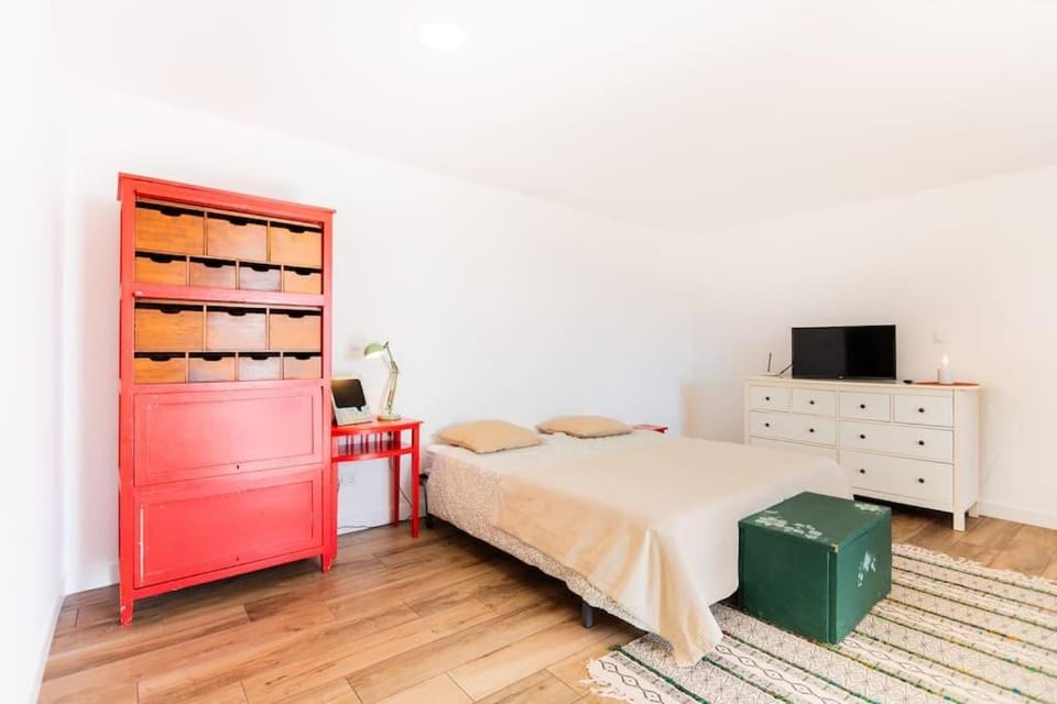 Bed, TV and multimedia, Photo of the whole room, Bedroom, wardrobe