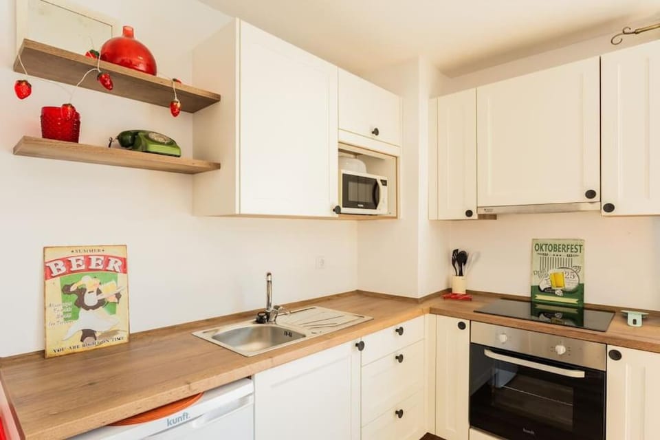 Kitchen or kitchenette, minibar, oven, stove