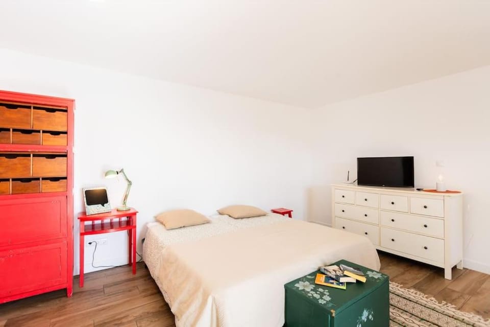 Bed, TV and multimedia, Photo of the whole room, Bedroom, wardrobe