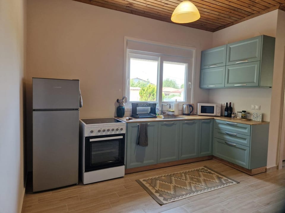 Coffee/tea facilities, Kitchen or kitchenette, oven, stove, toaster