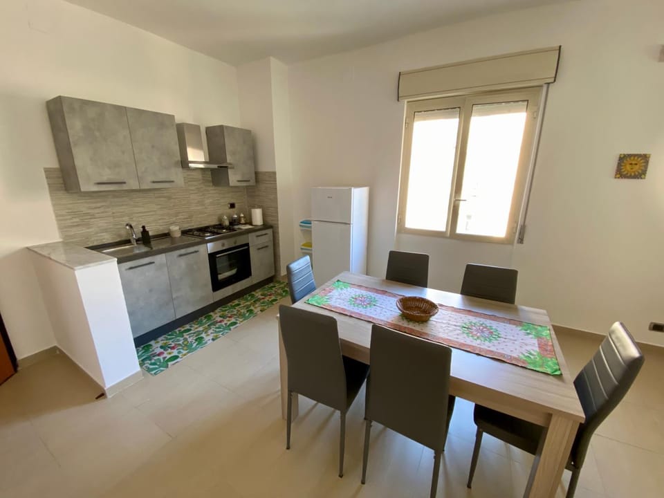 Kitchen or kitchenette, Dining area, stove