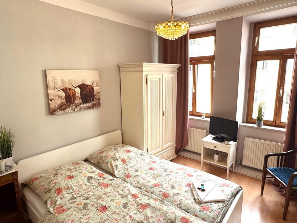 Bed, TV and multimedia, Photo of the whole room, internet, wardrobe