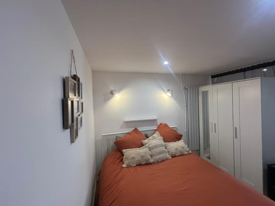 Bed, Photo of the whole room, Bedroom, wardrobe