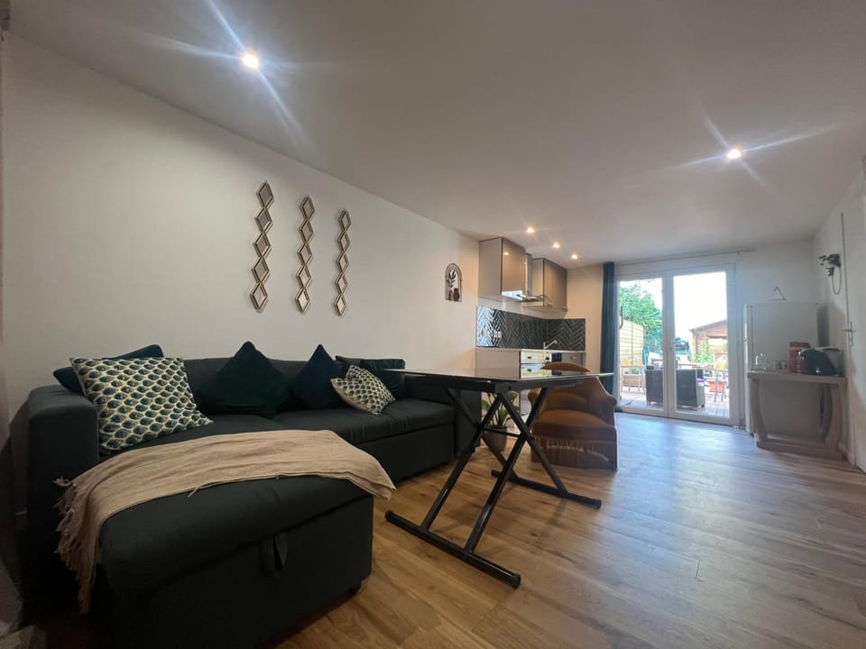 Kitchen or kitchenette, Living room, Seating area, Dining area