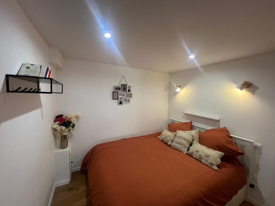 Bed, Photo of the whole room, Bedroom