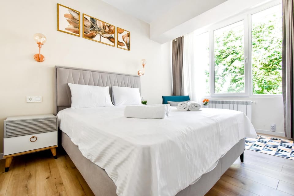 Bed, Photo of the whole room, Bedroom, towels