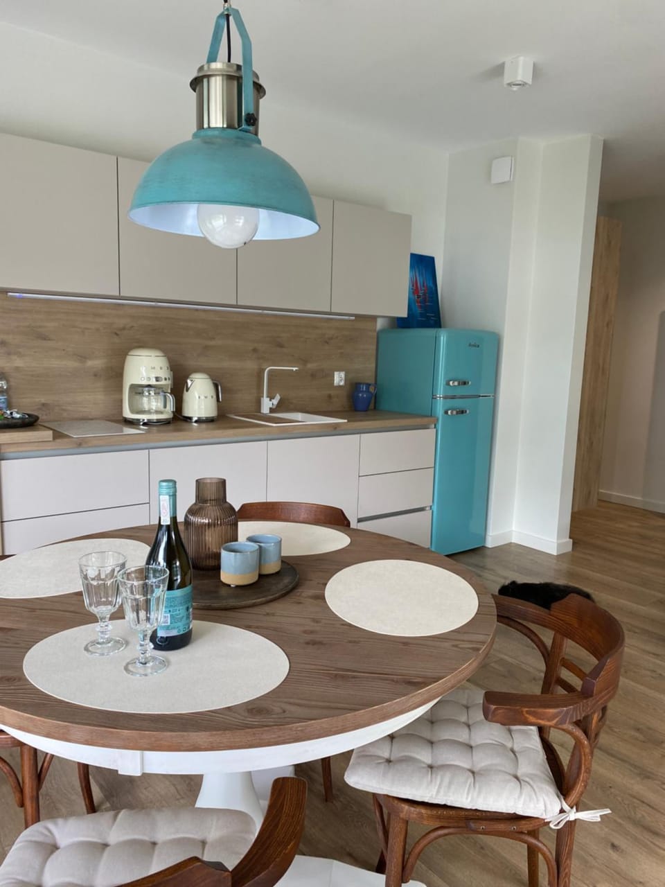 Kitchen or kitchenette, Dining area, stove