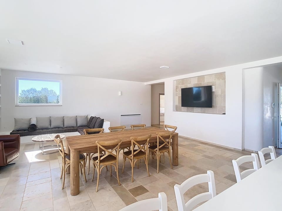 Communal lounge/ TV room, TV and multimedia, Living room, Seating area, Dining area, Evening entertainment, Lunch